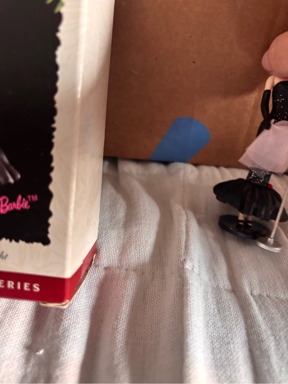 1995 Solo In The Spotlight Barbie Hallmark Ornament. In original box. - Picture 3 of 7